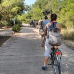 Gli studenti della scuola Espanole durante una gita in bici
