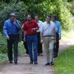 Gli studenti dell'Accent International school camminano in giardino