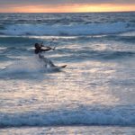 Uno studente dell'Accent International school fa windsurf