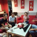 Gli studenti della scuola Hutong Pechino imparano a suonare degli strumenti cinesi