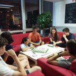 Gli studenti della scuola Hutong Pechino suonano il Mahjong