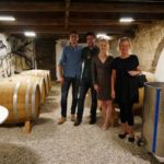 Gli studenti della scuola Institut Adenet and Easy French durante un'attività di degustazione vino