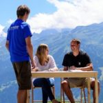Una lezione di studenti più grandi all'esterno presso l'Altitude Camps