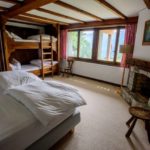 Una stanza da letto dello chalet privato dell'Altitude Summer Camps