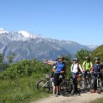 I campeggiatori dell'Altitude Summer Camp vanno in mountain biking