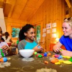 I campeggiatori dell'Altitude Summer Camp durante un workshop di arte