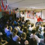 Lo staff si esibisce durante una serata di comedy revue