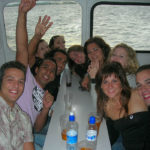 Gli studenti della BEET si godono una festa estiva su una barca