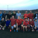 Gli studenti di ELC Bristol giocano a calcio con gli insegnanti