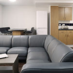 Una cucina e salotto condivisi in un appartamento della Tufnell House 