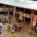 Gli studenti della Excel English guardano uno spettacolo di Shakespeare al The Globe Theatre a Londra