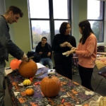  Gli Studenti di FLS International Boston Commons scavano le zucche ad Halloween