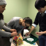 Gli Studenti di FLS International Boston Commons fanno della casette di pan di zensero a Natale 