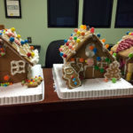 Gli Studenti di FLS International Boston Commons fanno della casette di pan di zenzero a Natale 