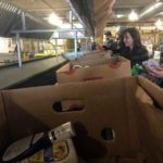 Gli studenti di FLS International Boston Commons fanno volontariato alla food bank