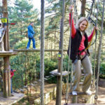 Gli studenti della scuola Globe English Centre in un parco avventura