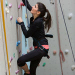 Gli studenti della scuola Globe English Centre durante una sessione di arrampicata sportiva