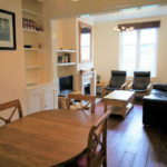 Una zona pranzo di un appartamento della scuola Globe English Centre a Exeter