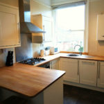 Una cucina comune di un appartamento della scuola Globe English Centre a Exeter