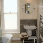 Un bagno di un appartamento della scuola Globe English Centre a Exeter