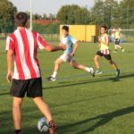 Gli studenti della scuola International House Newcastle giocano a calcio
