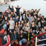 Gli studenti della scuola International House Newcastle in una festa su una barca