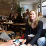 Gli studenti di LILA prendono un caffè e fanno conversazione con uno degli insegnanti della scuola