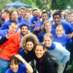 La corsa per divertimento di beneficenza degli studenti della LSI Portsmouth a Oxford