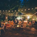 Il cortile all'esterno del Freehand di Miami di sera