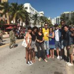 Gli studenti della scuola Rennert International di Miami durante il tour di orientamento a South Beach