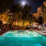 L'area della piscina del Freehand di Miami di sera
