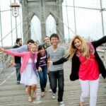 Gli studenti della Rennert International New York students sul ponte di Brooklyn 