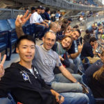 Gli studenti della Rennert International New York guardano una partita di Baseball