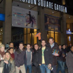 Gli studenti internazionali della Rennert vanno ad una partita di basketball dei New York Knicks al Madison Square Garden