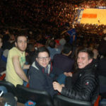Gli studenti internazionali della Rennert guardano una partita di basketball dei New York Knicks al Madison Square Garden