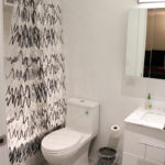 Il bagno negli appartamenti Rennert in Midtown Manhattan a New York