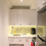 La cucina negli appartamenti Rennert in Midtown Manhattan a New York