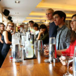 Gli studenti della scuola St Clare preparano cocktails