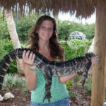 Uno studente della TLA che tiene un cucciolo di alligatore in Florida