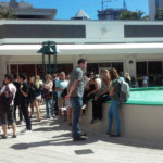 Gli studenti della TLA che socializzano nella piazza fuori dalla scuola