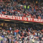 Gli studenti della scuola New College Group Manchester guardano una partita di calcio