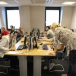Gli studenti della scuola London School of English Westcroft Square nella sala computer