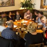 Gli studenti della scuola London School of English Westcroft Square in un pub di sera