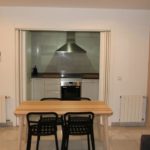 Una cucina di un monolocale della scuola Espanole Ih