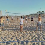Gli studenti della scuola Espanole giocano a beach volleyball