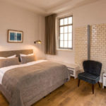 Una stanza da letto dell'Oderberger Hotel della scuola GLS Berlin