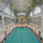 La magnifica piscina dell'Oderberger Hotel nel campus della GLS