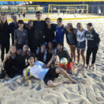 Gli studenti della Bede's Summer School University of Sussex giocano a beach-volley