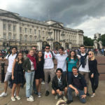 Gli studenti della Bede's Summer School University of Sussex fuori da Buckingham Palace