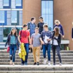 Gli studenti mentre si dirigono verso le classi